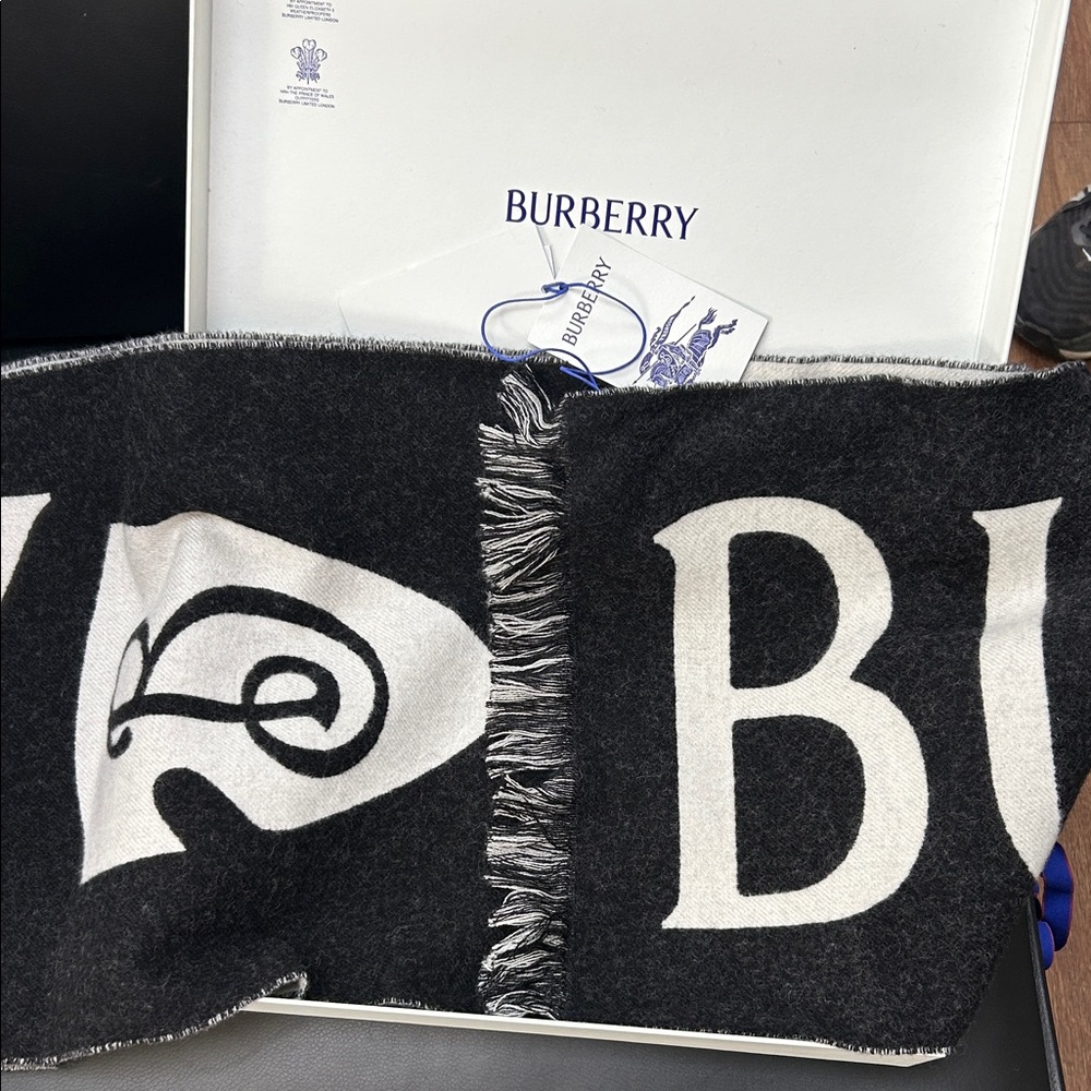 Burberry White Gift Box with Red Accents - Picture 4 of 4